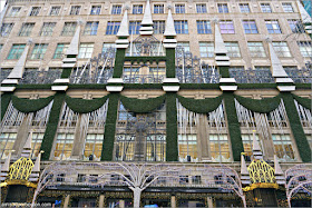 Fachada del Saks Fifth Avenue de Nueva York en Navidad Fachada del Saks Fifth Avenue de Nueva York en Navidad
