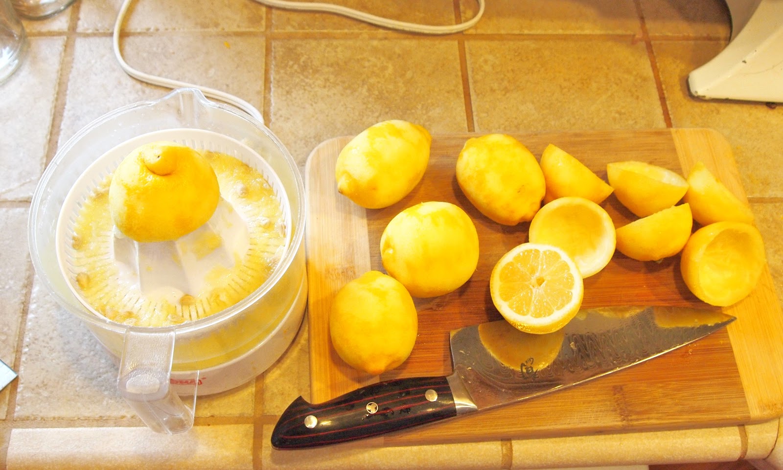 Рецепт цедры лимона. Запеченный лимон. Приготовление лимонного сока. Лимона цедра. Необычные идеи из лимона.