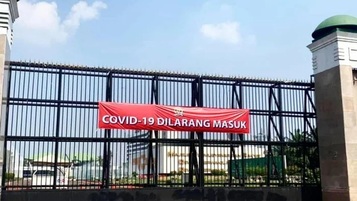 DPR Beri Penjelasan soal Pemasangan Spanduk 'COVID-19 Dilarang Masuk' di Depan Gedung Kebanggaan