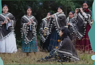 Mon Laferte estrena micro documental de "Se va la vida" junto a las "Mujeres del viento florido"