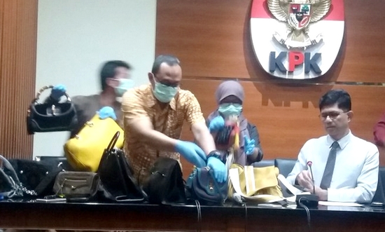 KPK Sita Mobil Hingga Tas Mewah Hasil TPPU Rp 436 Miliar Milik Bupati Kukar 