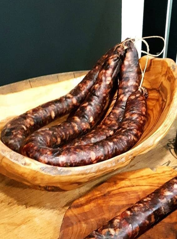 Le figatellu ou figatelli les pieds sous la table