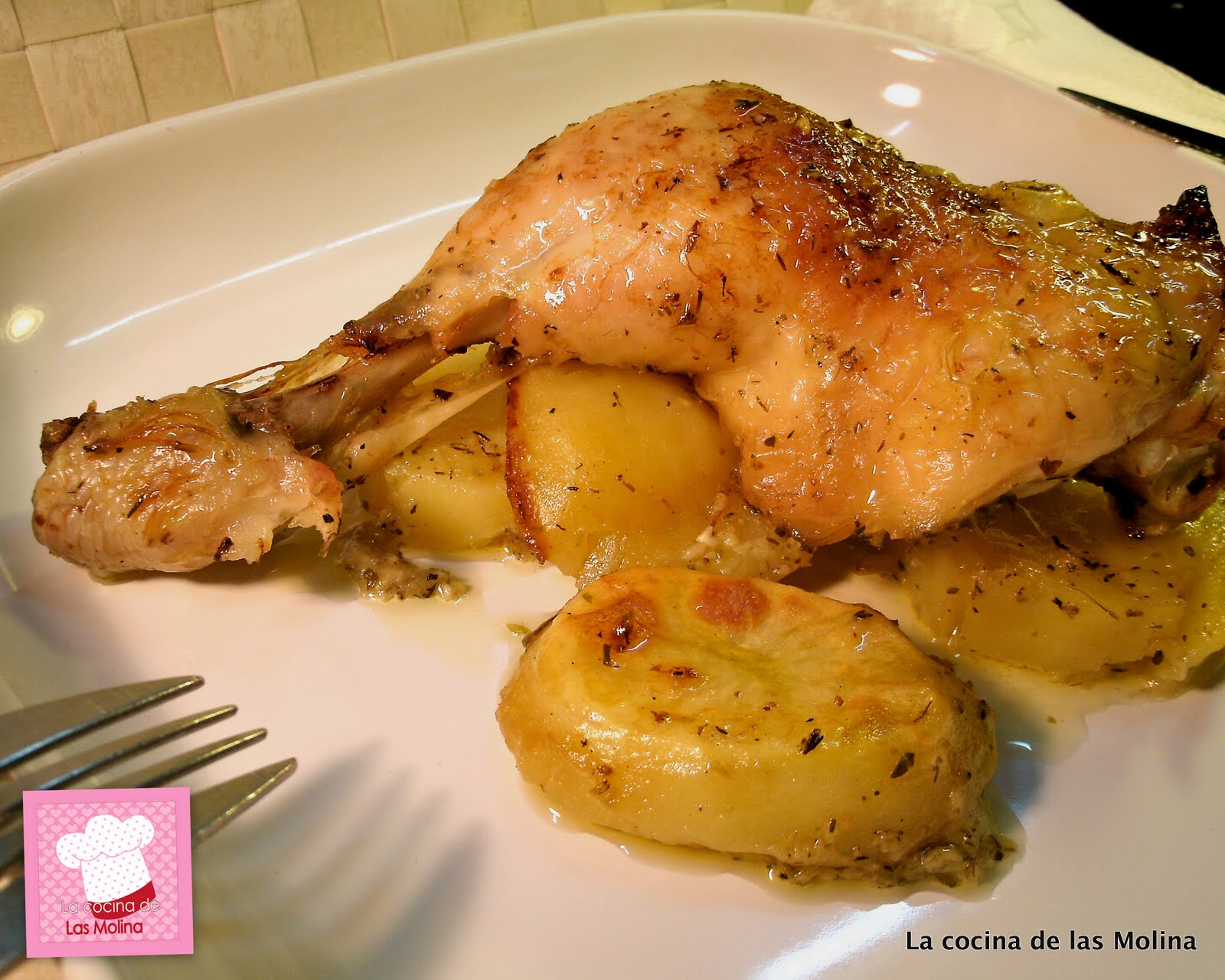 La cocina de las Molina: Muslos de pollo al horno sobre cama de patatas
