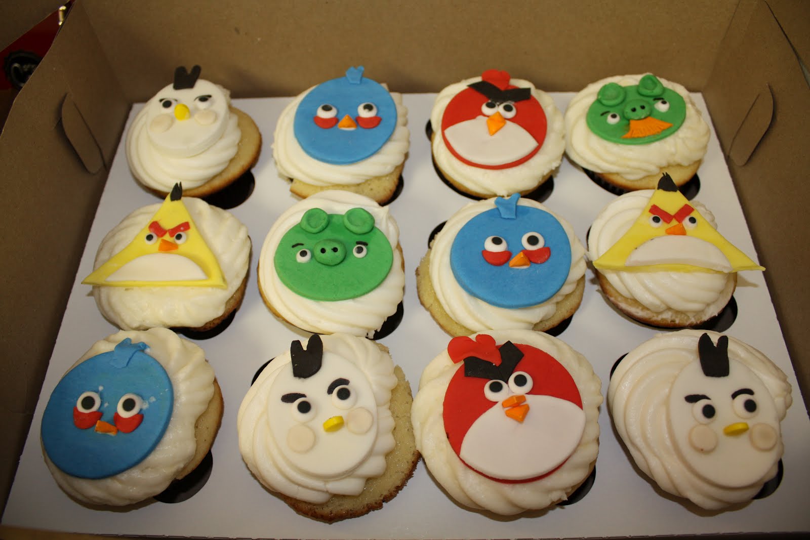 Two Sweet Bakery: Angry Bird cupcakes