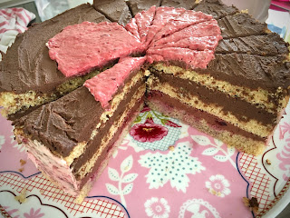 Schokotorte mit Schoko-Himbeer-Ganache ganz ohne Mehl und ohne Zucker