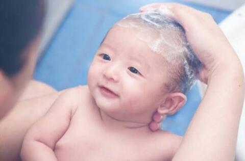 قواعد استحمام الطفل الرضيع 