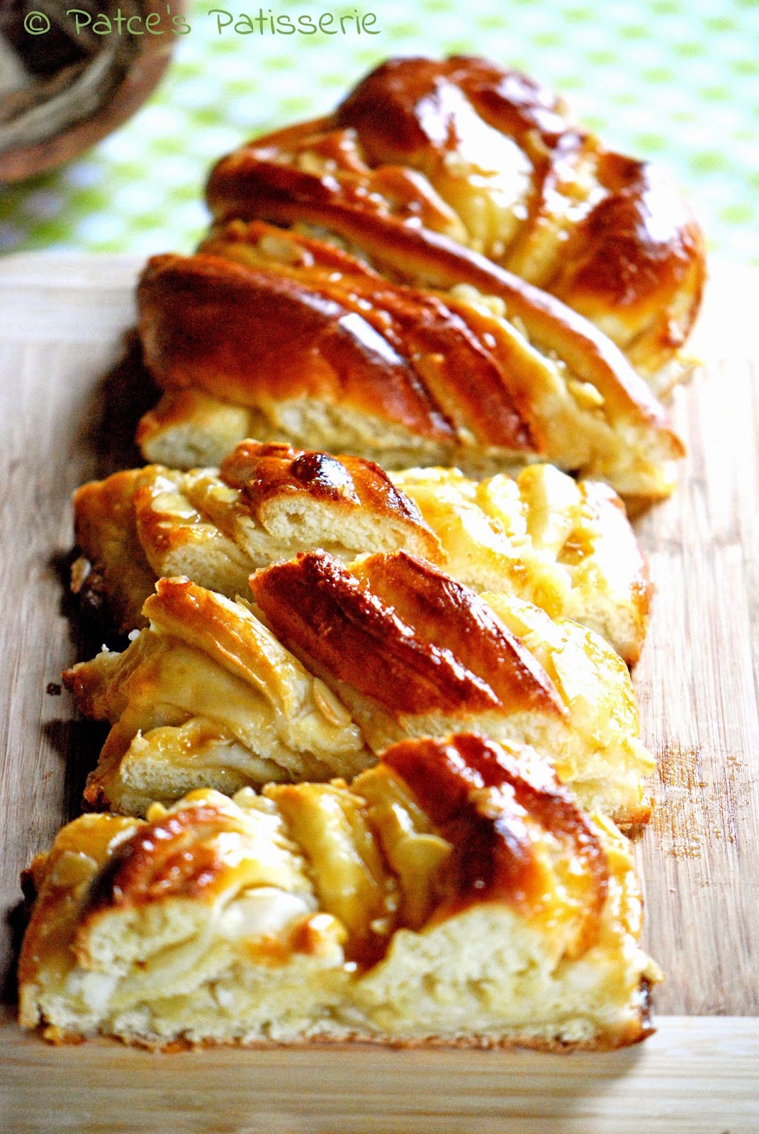 Patces Patisserie: Zweierlei Striezel [1x Mandel-Marzipan und 1x ...