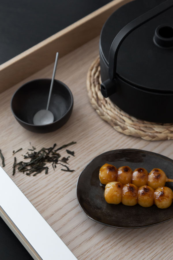 MOBILIER FONCÉ ET BOIS