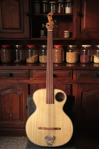 Guitarras Luiggi Luthier: Bajo Acustico Fretless / Acoustic Fretless Bass