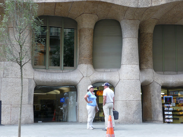 Дом Мила (Casa Mila) по проекту Антонио Гауди в Барселоне