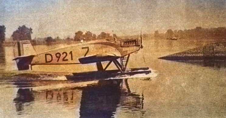 D-921'i kontrol etmesi pek kolay değildi, çünkü sürekli irtifa kaybediyordu.