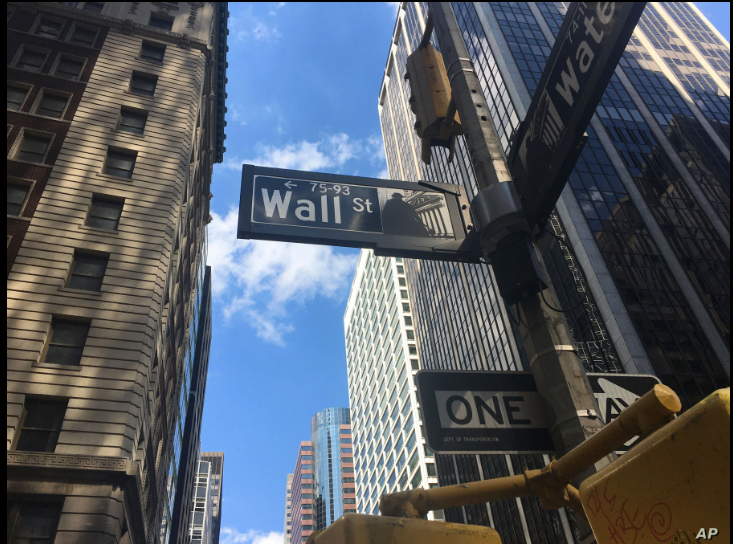 Medidas de estímulo y claros datos económicos han impulsado los principales índices de Wall Street, que obtuvo un alza considerable el miércoles 15 de julio de 2020 / AP