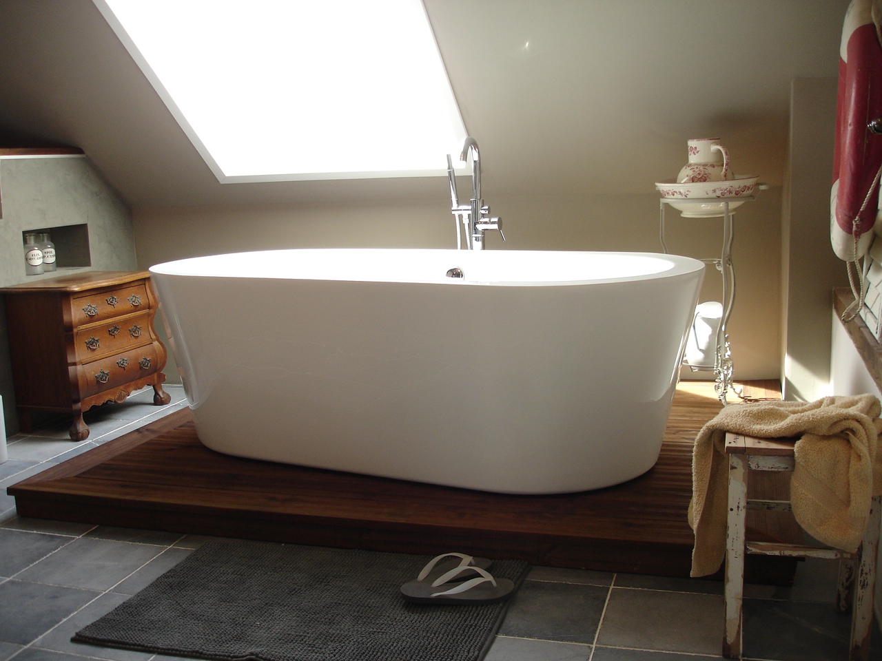 Ab aufs Land: Einbauschrank für die Dachschräge