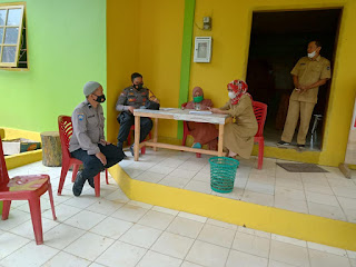 Kapolsek Baraka Polres Enrekang Kunjungi Warga, Sekaligus Memberikan Himbauan Prokes