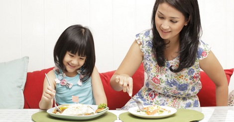 Tips Mengajari Anak Makan Sendiri Tips Mengajari Anak Makan Sendiri