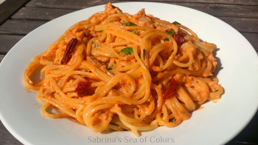espaguetis con salsa rosa de atún