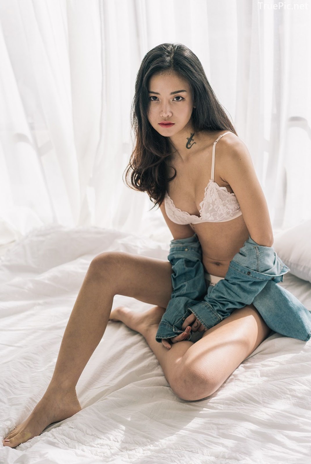 Baek-Ye-Jin-model-hot-images-Back-and-White-lingerie-set-TruePic.net- Picture-12