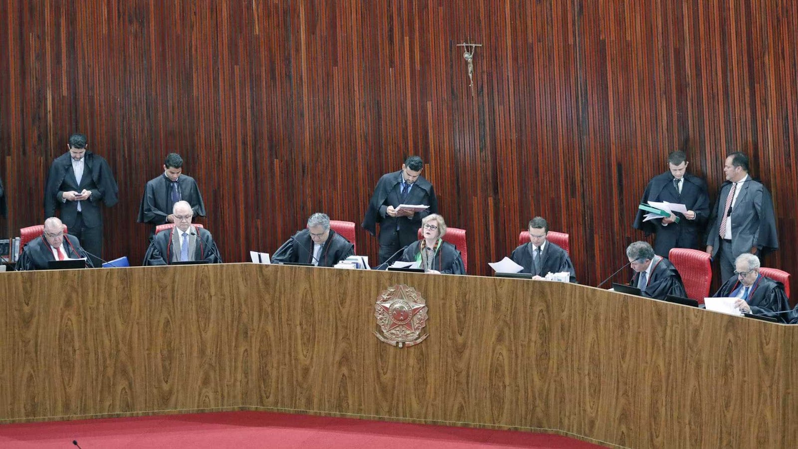 Maioria do TSE vota por arquivar ação do PT para cassar Bolsonaro