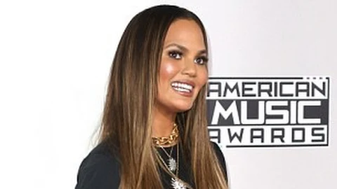 Chrissy Teigen Con Un Vestido Muy Revelador