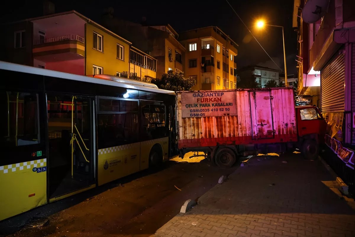 İstanbul'da İETT otobüsü 17 araca çarptı