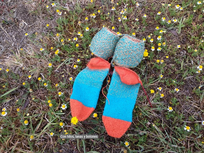 Con hilos, lanas y botones: calcetines Rodiles (patrón de Belén Fernández, @tejereningles)