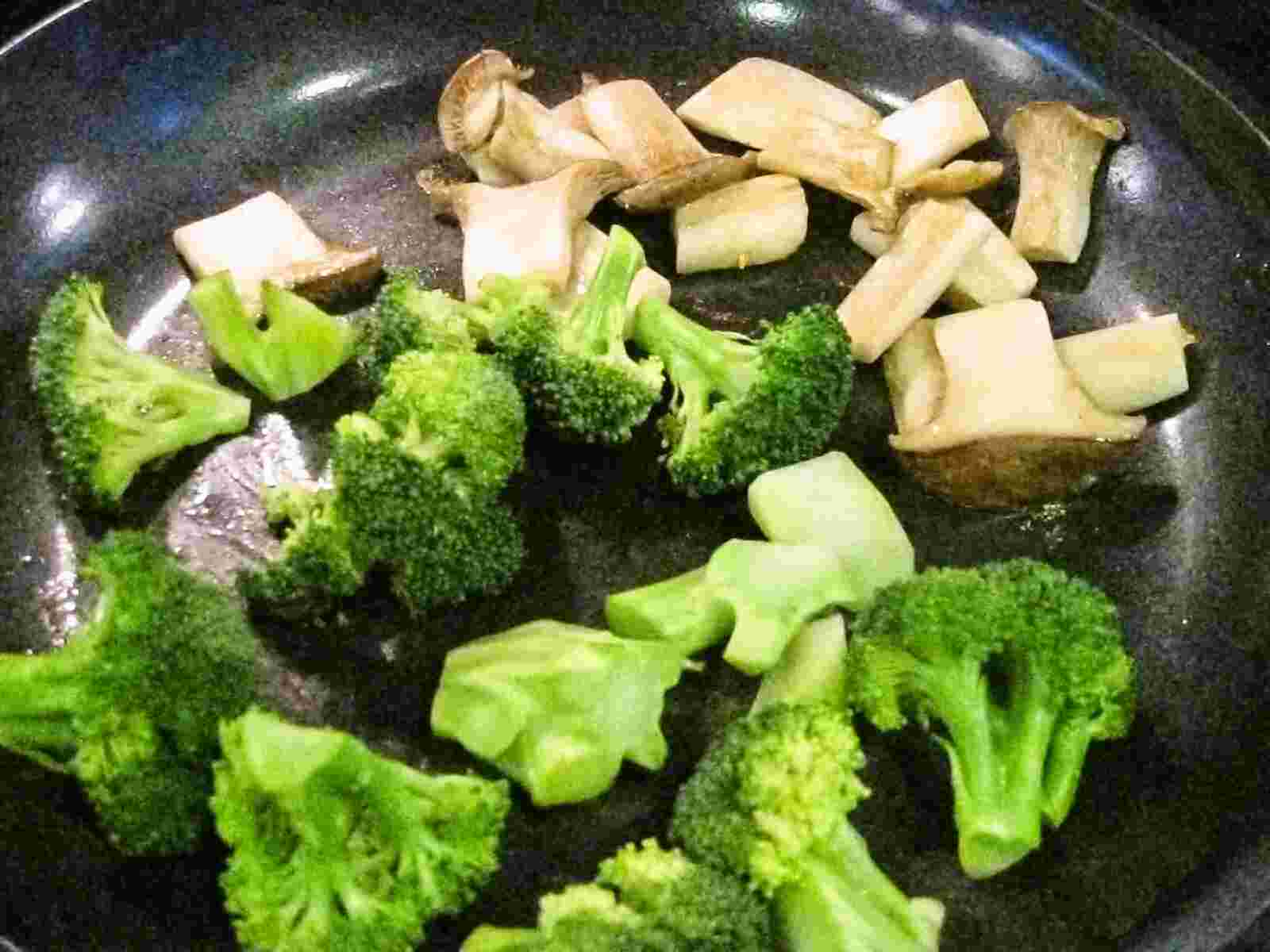 Recipes for Tom Eringi to burokkorii no sotee sarada / sauteed king