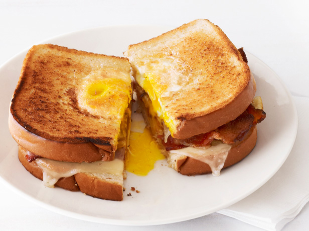 http://1.bp.blogspot.com/-XwCalQqy0Fo/UZy_ZNE7V1I/AAAAAAAADTk/MMQK_r7AHTA/s640/Egg+in+the+hole+grilled+Cheese.JPG