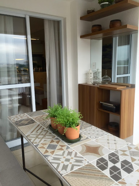 Mesa com porcelanato para áreas externas. Blog Achados de Decoração
