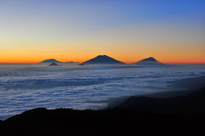 Gunung Prau terletak di dataran tinggi Dieng, Wonosobo, Jawa Tengah