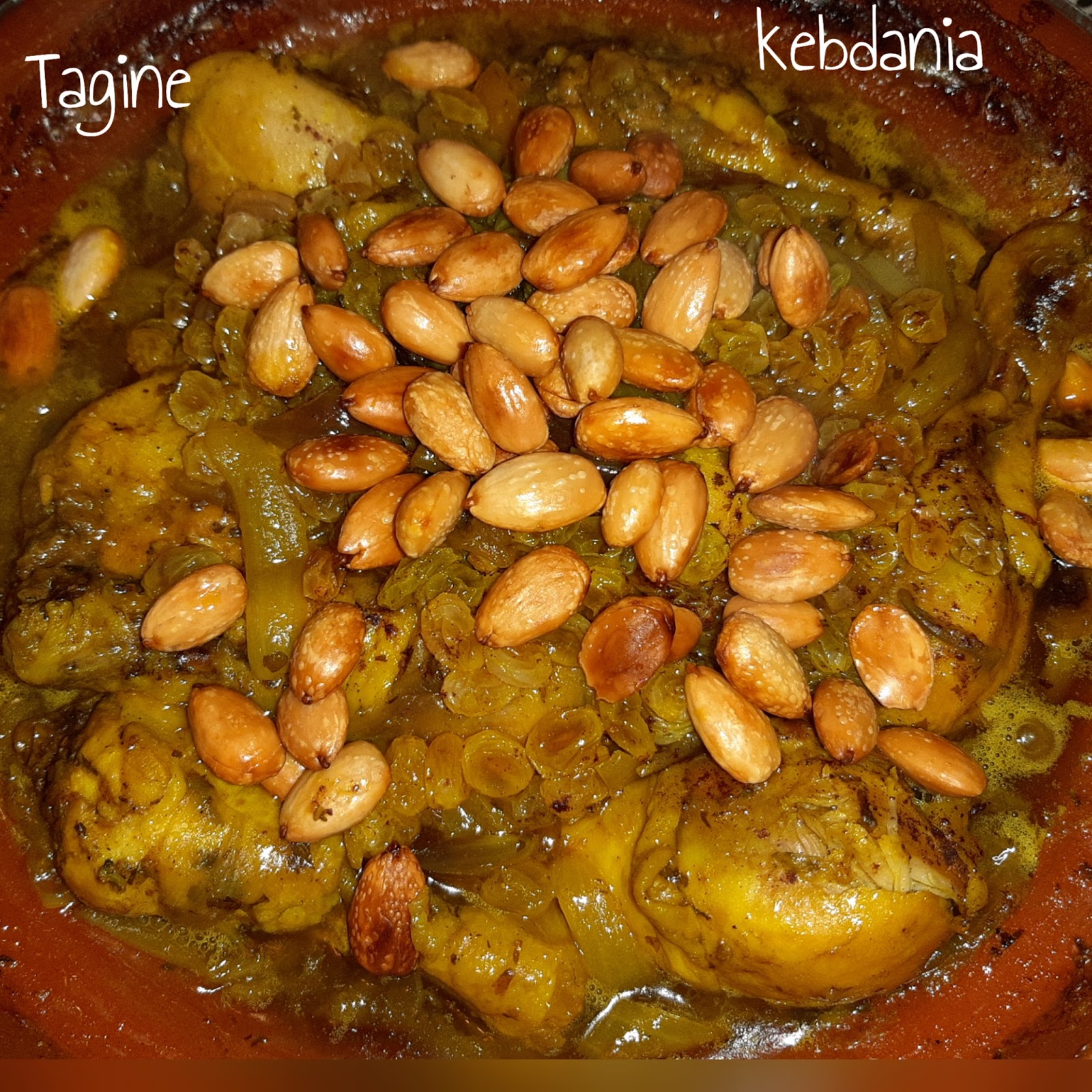 Kip tagine met rozijnen en uien.