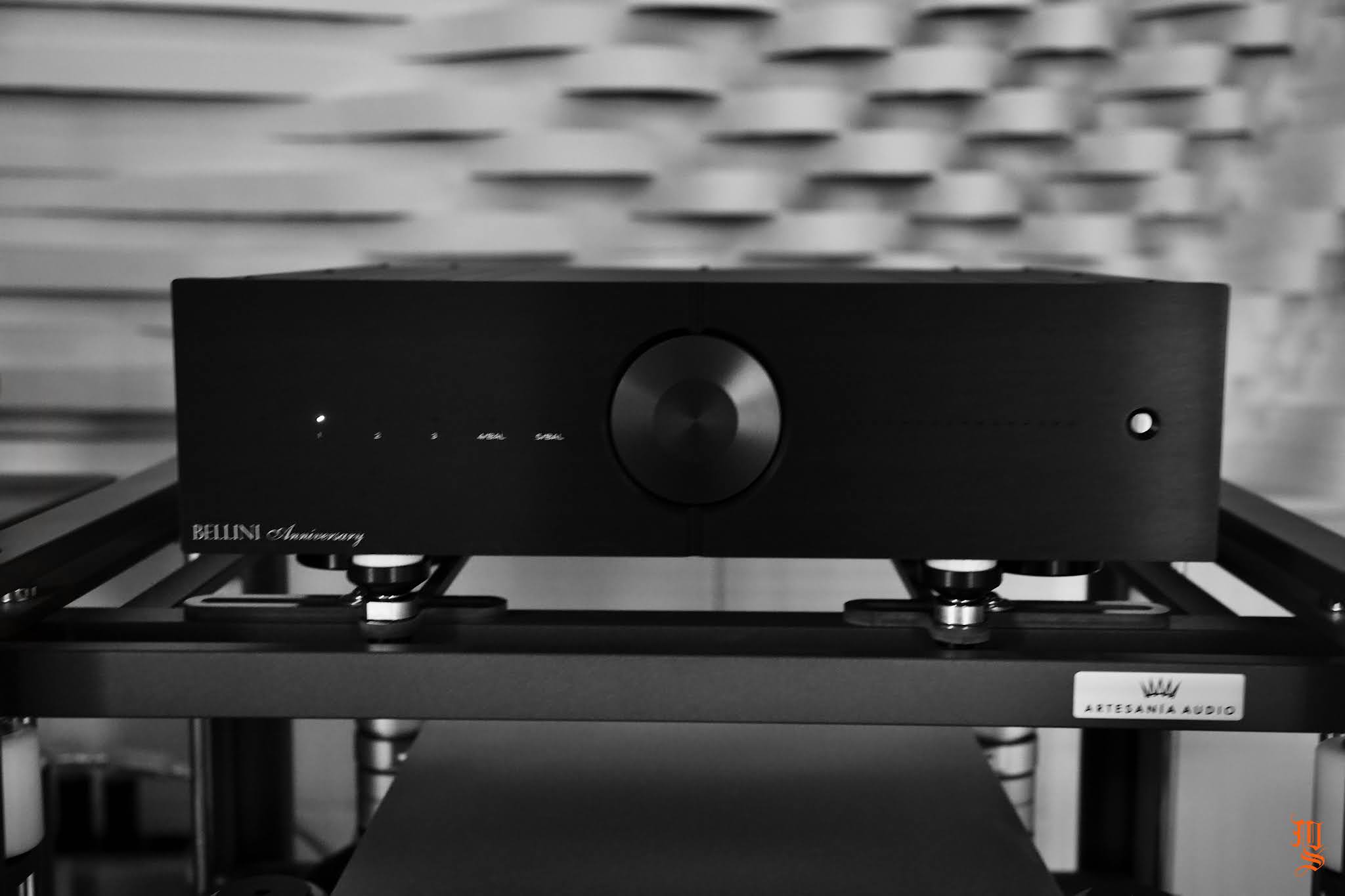 AUDIO ANALOGUE BELLINI ANNIVERSARY PREAMPLIFIER REVIEW M & S