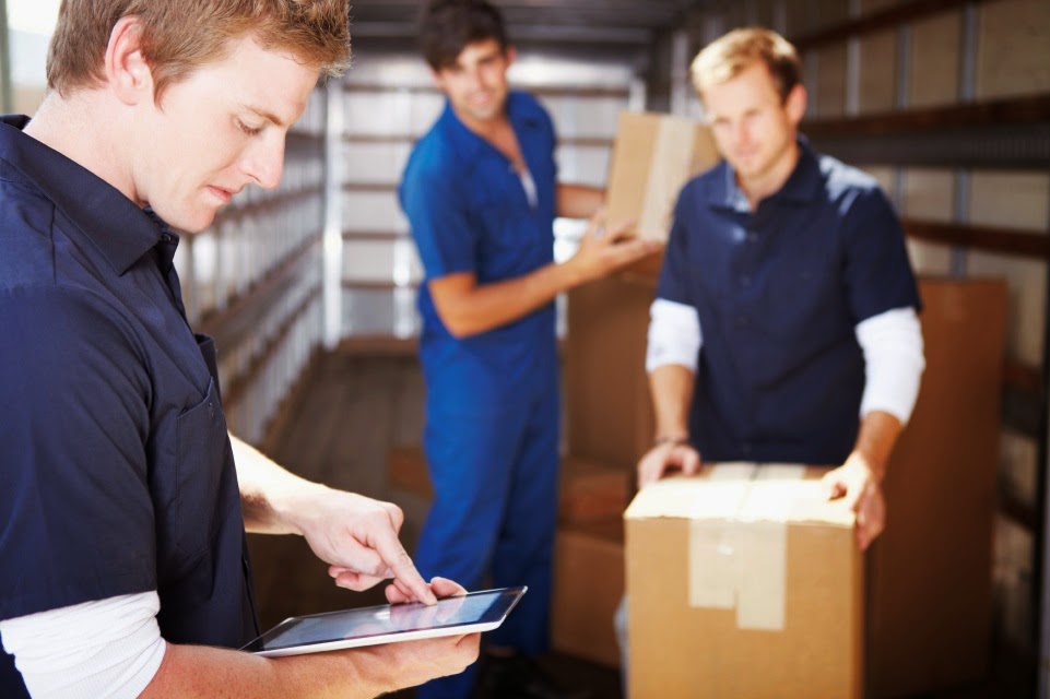 девушка пакует товар.