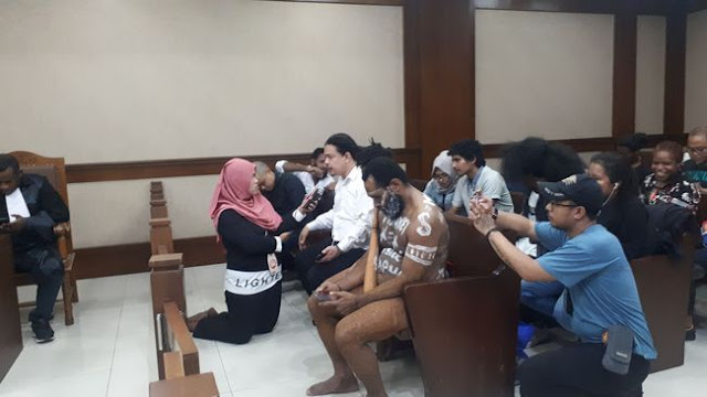 Terdakwa Pengibar Bendera Bintang Kejora Pakai Koteka Saat Sidang Terdakwa Pengibar Bendera Bintang Kejora Pakai Koteka Saat Sidang