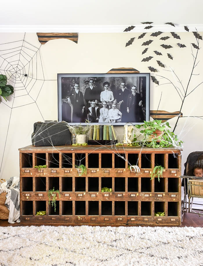 Budget-friendly Halloween decorating ideas to create the perfect spooky Halloween home for less. #halloween #halloweendecor #spooky #halloweenideas