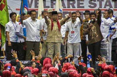 Aksi Spontan Prabowo Di Tengah Kerumbunan Massa