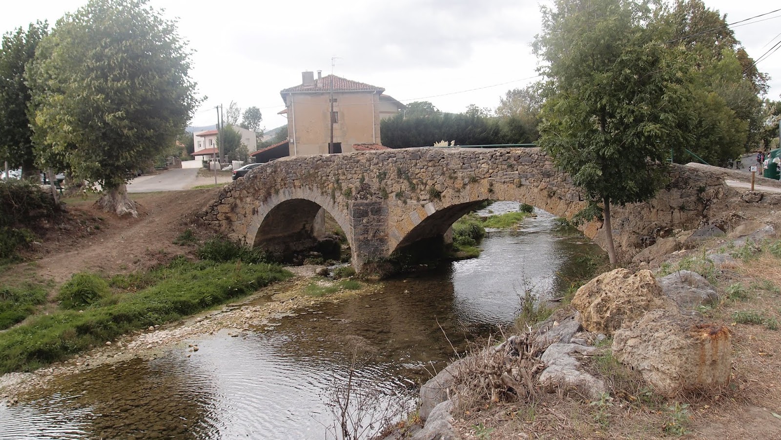 Vallejo de Mena. Iglesia joya romanica san lorenzo. Puente Medieval
