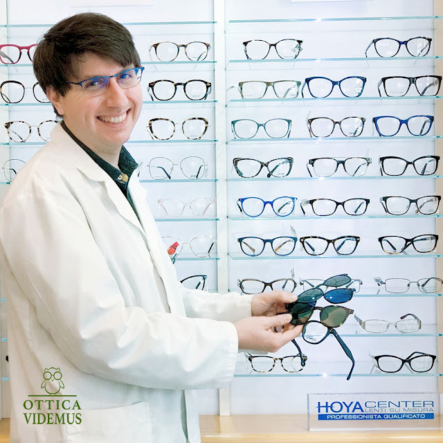 Dottore Ortottista con occhiali