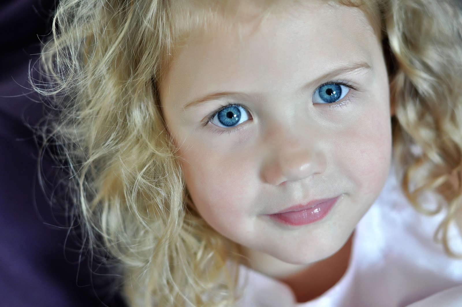 Почему у ребенка голубые глаза. Косоглазие у детей. Косоглазие у детей фото. Широко поставленные глаза у детей.
