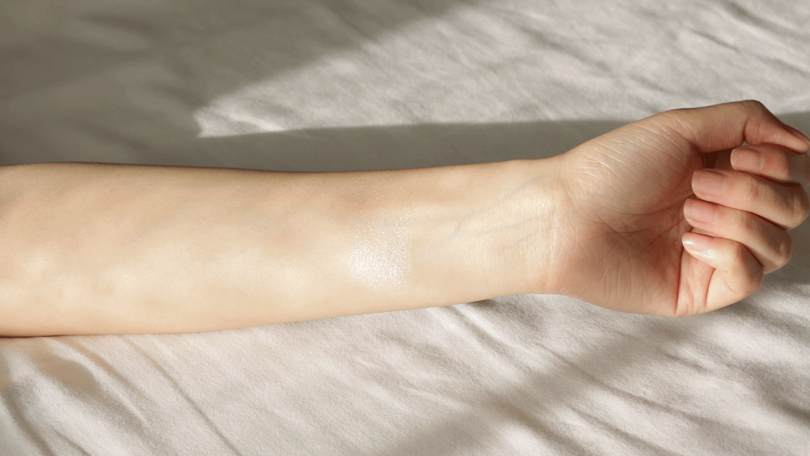 Naked Truth Beauty Arwen Highlighter Naked Truth Beauty Arwen Highlighter Swatch hellolindasau natural makeup brand