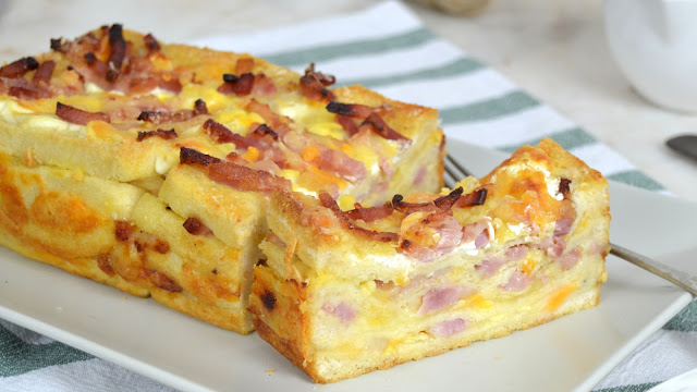 Pastel de bacon y queso en pan de molde