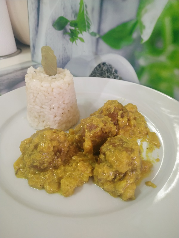 Cazuela de albóndigas al curry
