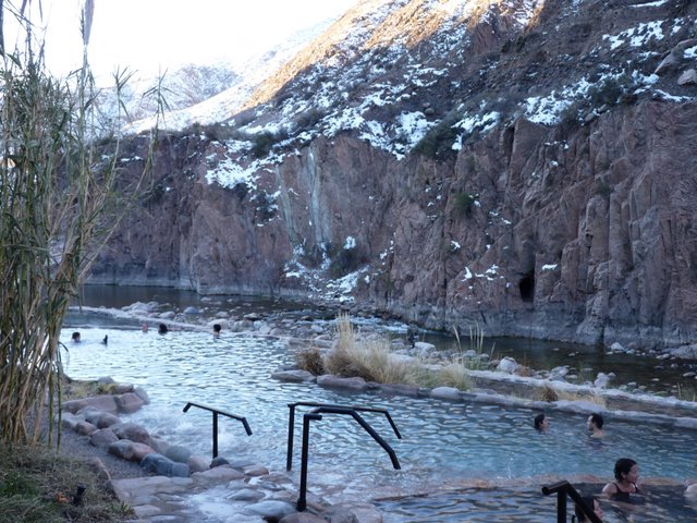 Argentina Ripio: Cacheuta. Termas sobre la nieve en Mendoza