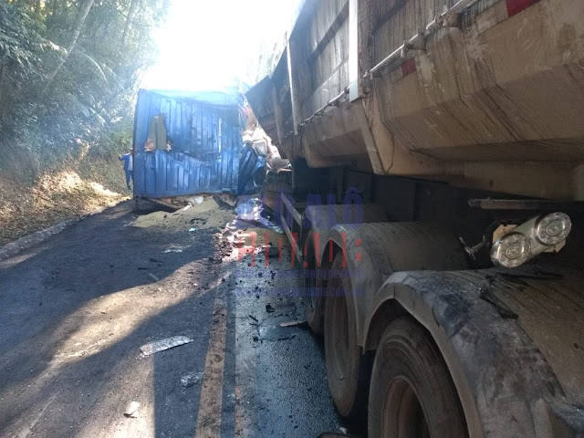 Container cai em cabine de carreta e mata motorista em acidente na BR-354 em Pouso Alto