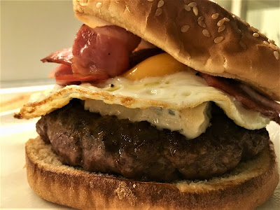 Hamburguesa con queso Gorgonzola bacon y huevo frito - Receta - el gastrónomo - ÁlvaroGP - Marketing de contenidos