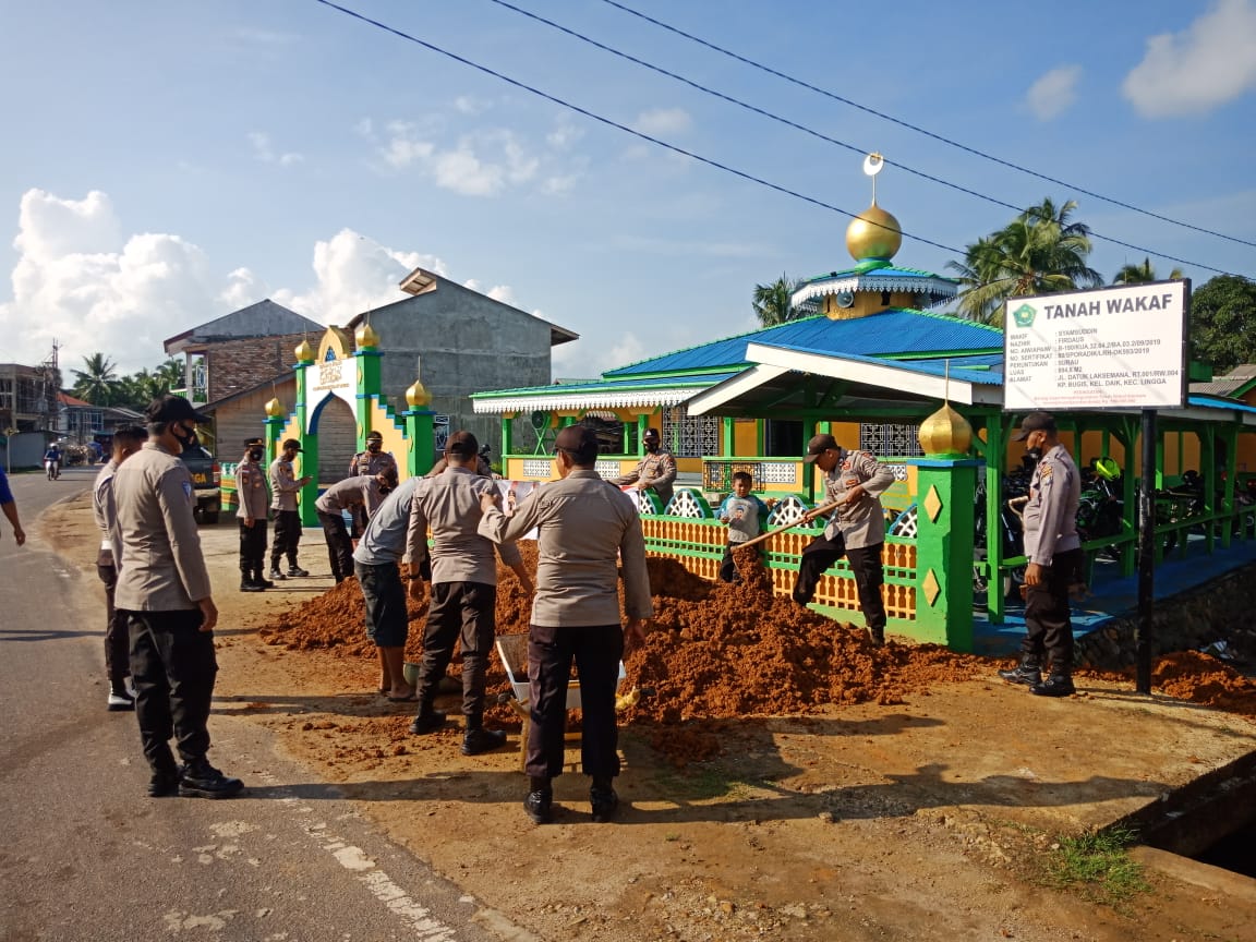 Dalam Rangka HUT Bhayangkara Ke-75,  Kapolsek Daik Lingga Memimpin Bhakti Sosial Yang Digelar Bersama Masyarakat