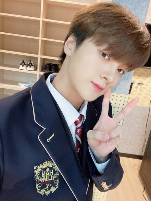 공식적인 교복이 어제가 마지막이었던 드리핀 차준호 | 인스티즈