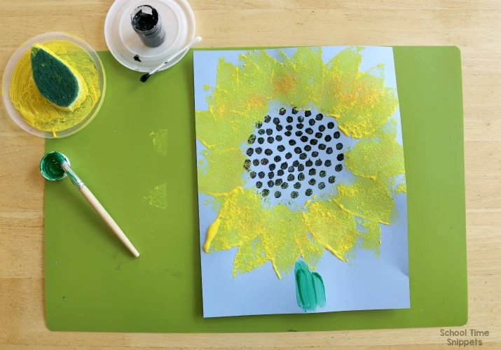 painting a sunflower with a sponge
