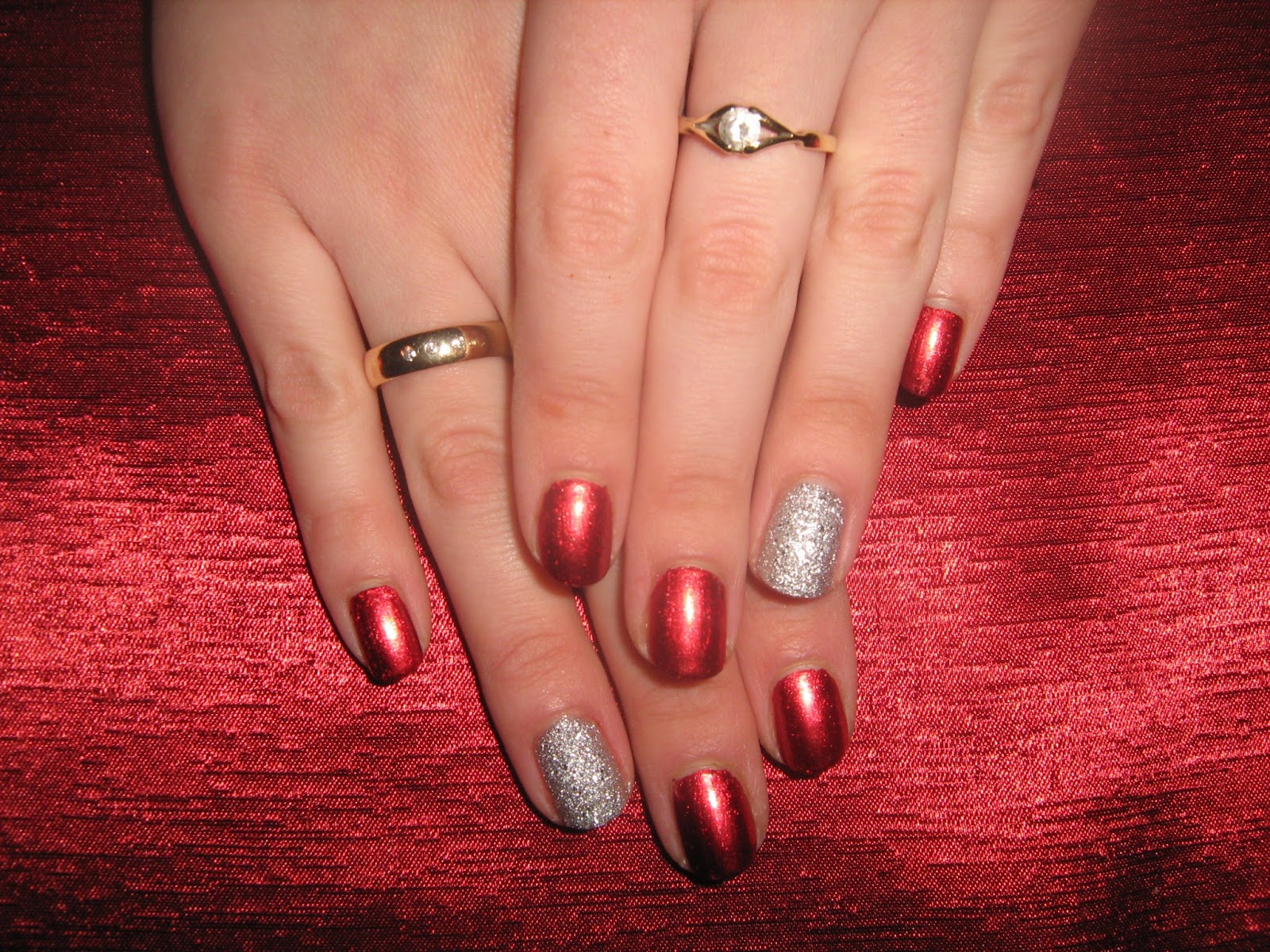 http://najlepszerecenzjekosmetyczne.blogspot.com/2014/01/cd-vernis-by-cherimoya-metallic-red.html