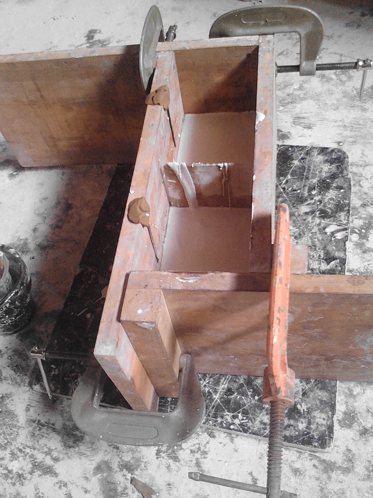 Proses pembentukan keramik dengan cara "slip casting" KERAMIK GLASIR