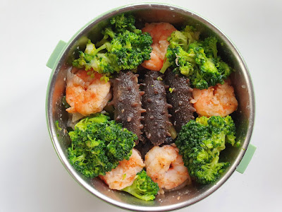 今日午餐：海參、蝦、洋蔥炒木耳、青花菜，2021.01.29